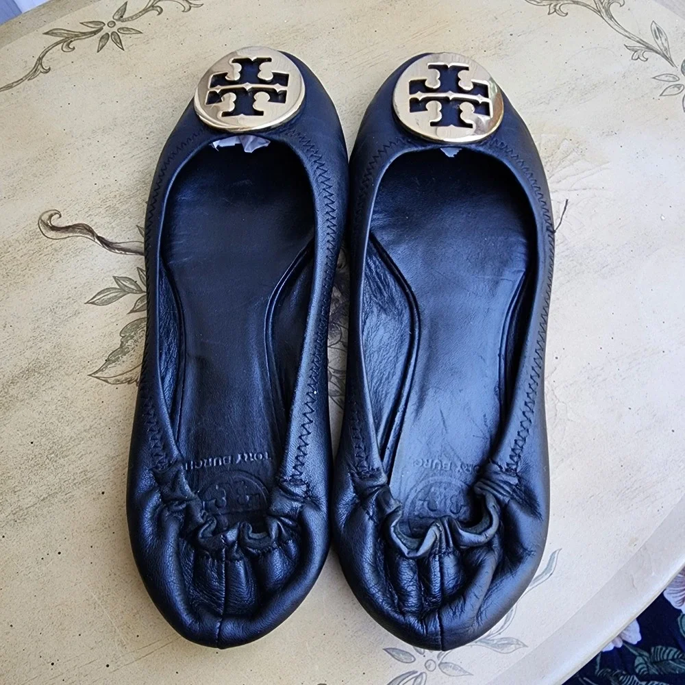 Tory Burch Sz 7.5 Black Leather Reva Ballet Flat Logo Hardware Quiet Luxury